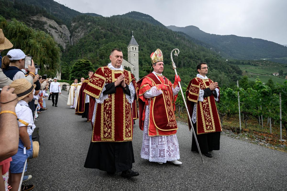 Chiesa, Lefebvriani ordinano 4 vescovi senza mandato pontificio: è scisma - 