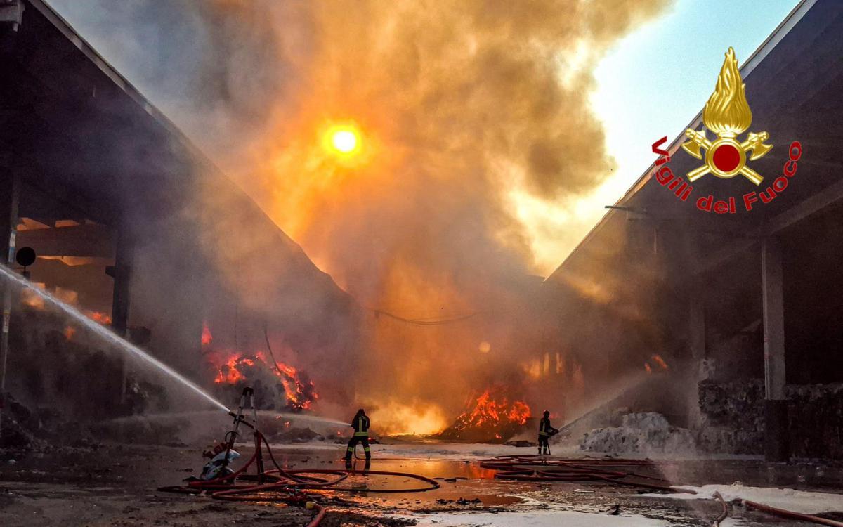 Incendio all'isola ecologica di Novate Milanese, un ferito - 