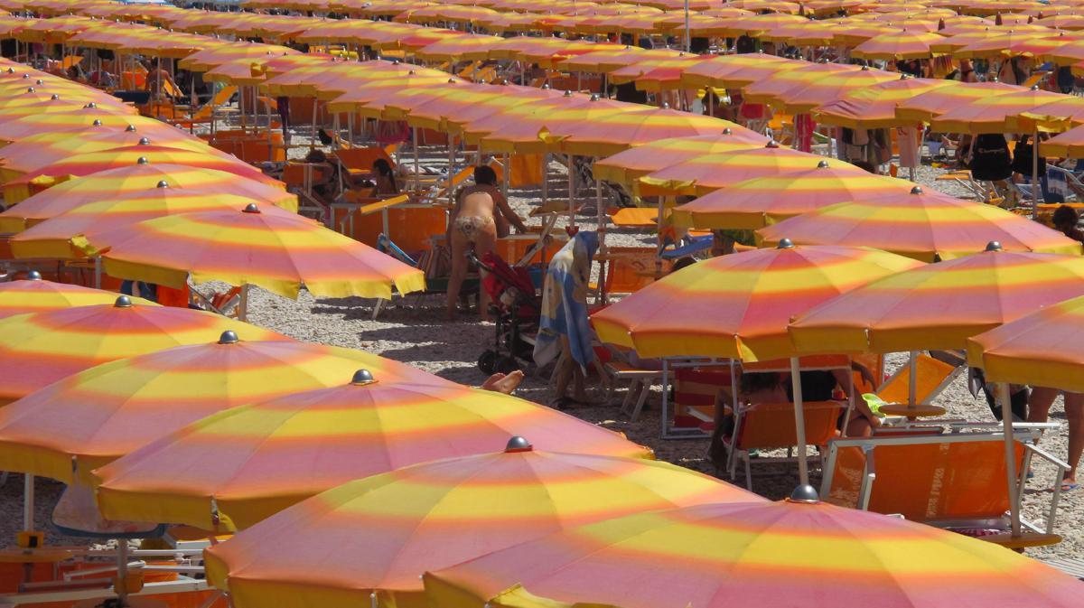 Latina, apre il costume a un bimbo e lo palpeggia in spiaggia: arrestato 79enne - 