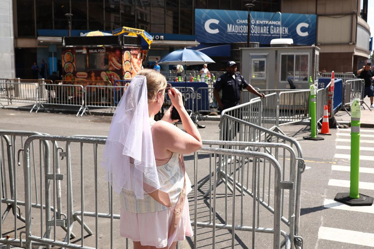 Taylor Swift e Travis Kelce sono marito e moglie, al Madison Square Garden il sì più glam dell’anno - 