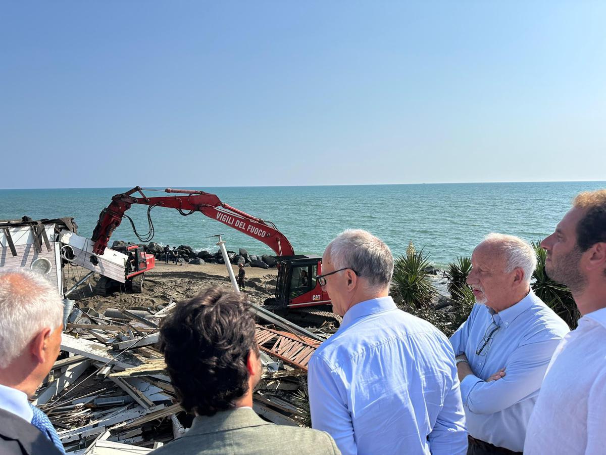 Ostia, via alla demolizione dello stabilimento dei vip. Gualtieri: "Il mare di Roma cambia volto" - 