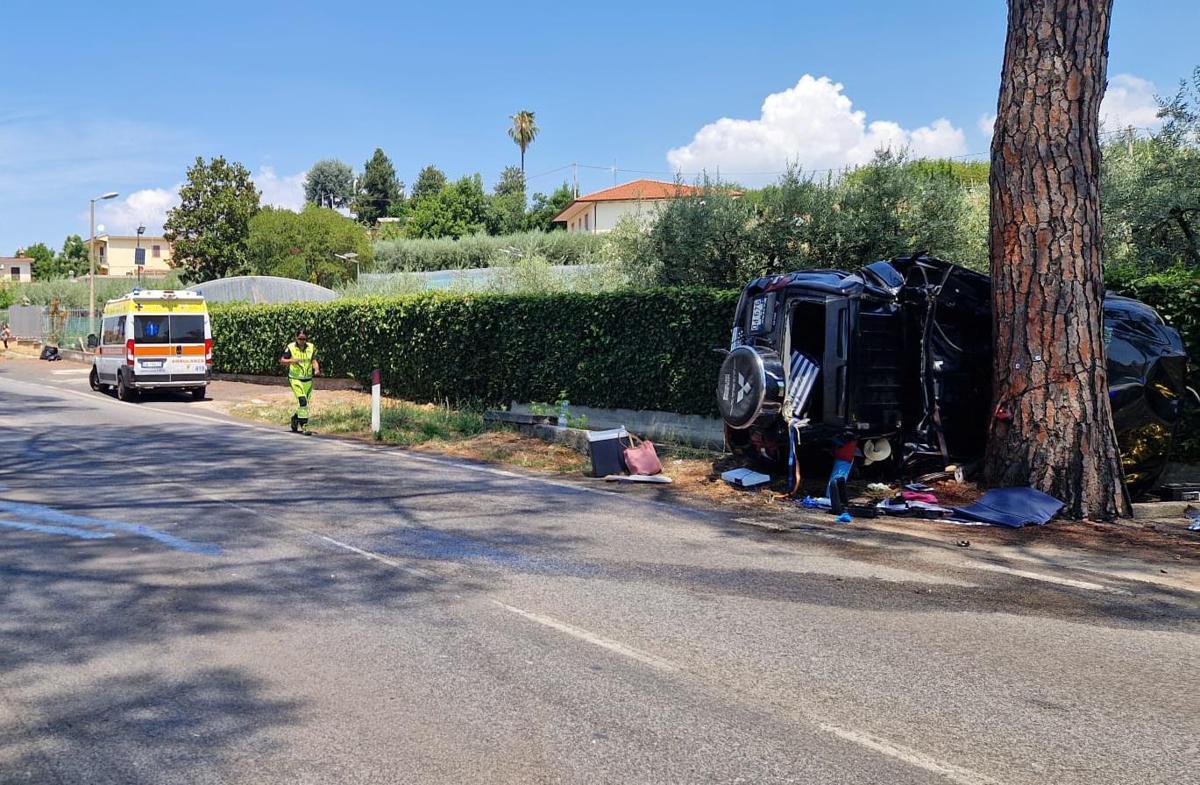 Auto finisce contro un albero a Cisterna di Latina: due morti - 