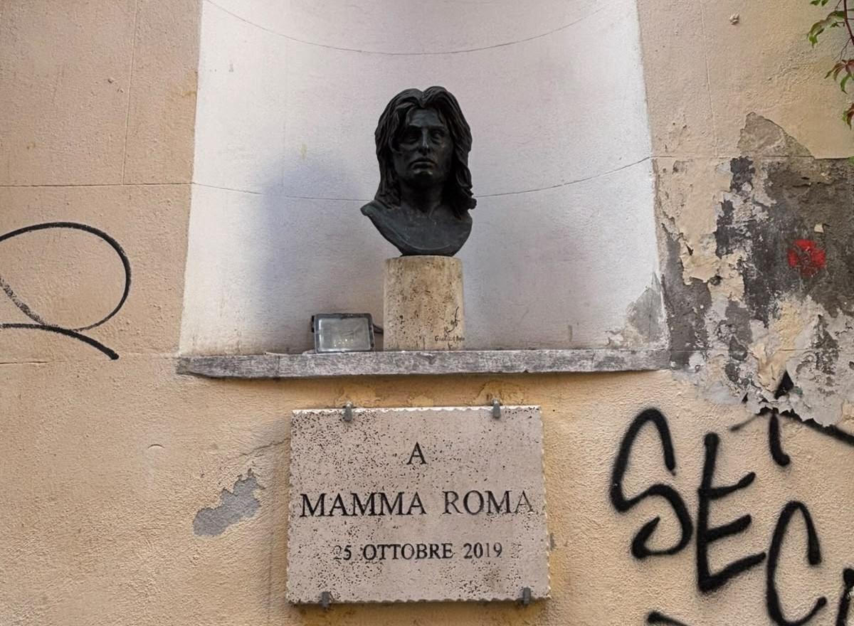 Anna Magnani torna a Trastevere, busto ricollocato nella nicchia di via della Pelliccia - 