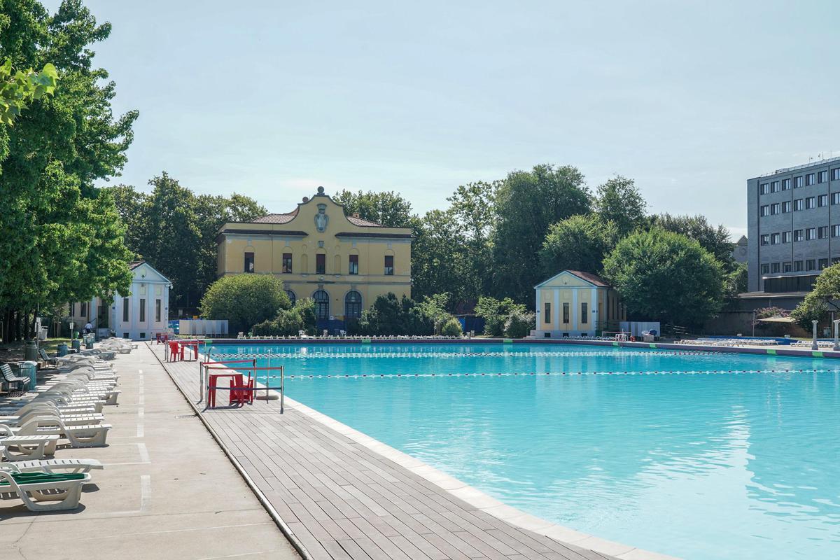 Milano, scavalca recinto della piscina chiusa e si tuffa: 28enne muore affogato - 