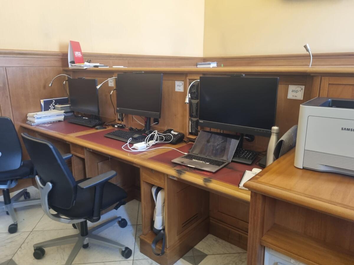 Alla Camera prende fuoco il notebook di un giornalista, fumo in sala stampa e vigili del fuoco in azione - 
