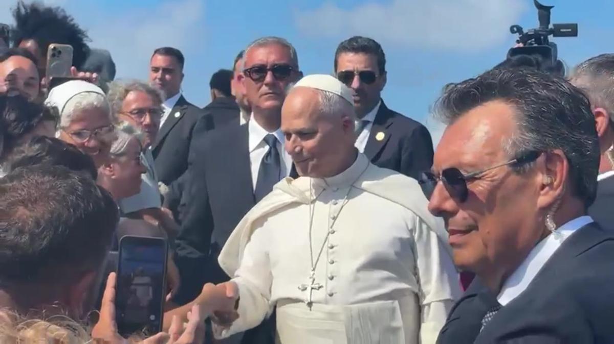 Papa, il grazie dei migranti a Lampedusa e il bagno di folla prima della messa - Video - 