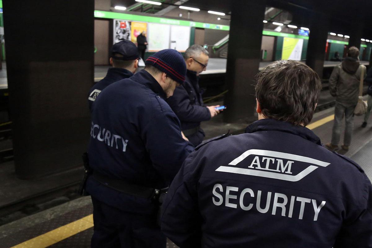 "Cosa guardi? Sono uomo e musulmano", sfregia una ragazza in metro a Milano - 