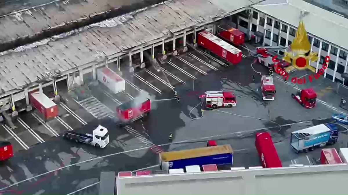 Incendio al deposito Bartolini, la nube nera avvolge Milano - Video - 