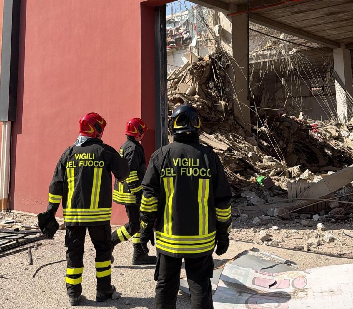 Crollo palazzina Messina, 6 dispersi: ricerche rese difficili da incendio che cova sotto le macerie - 