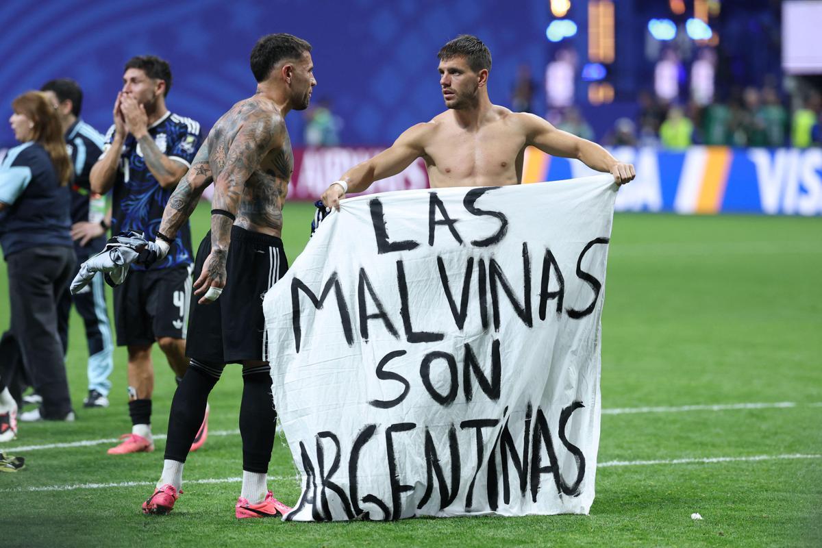 Argentina-Inghilterra, Lo Celso e Otamendi con striscione per Malvinas: rischio squalifica - 