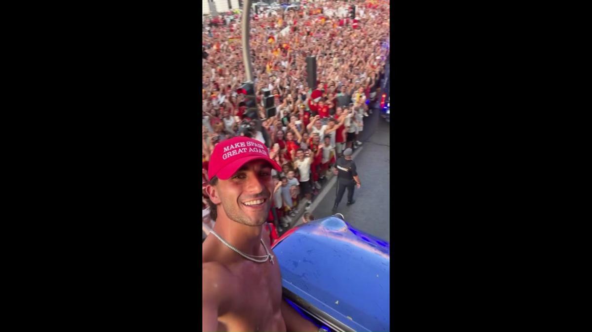 Ferran Torres, l'eroe dei Mondiali nella festa della Spagna col cappellino 'stile Trump' - Video - 
