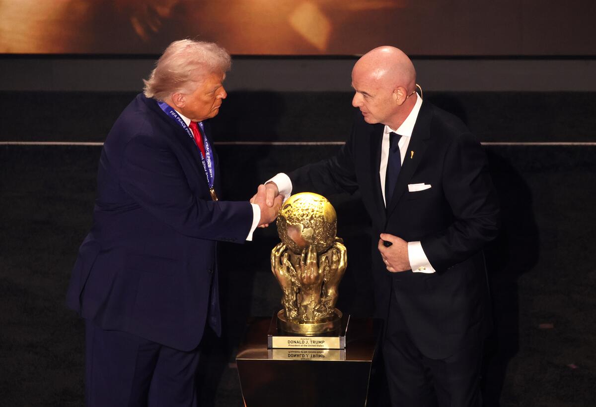“Non è neutrale”: eurodeputati chiedono un’indagine su Infantino e il Fifa Peace Prize a Trump - 