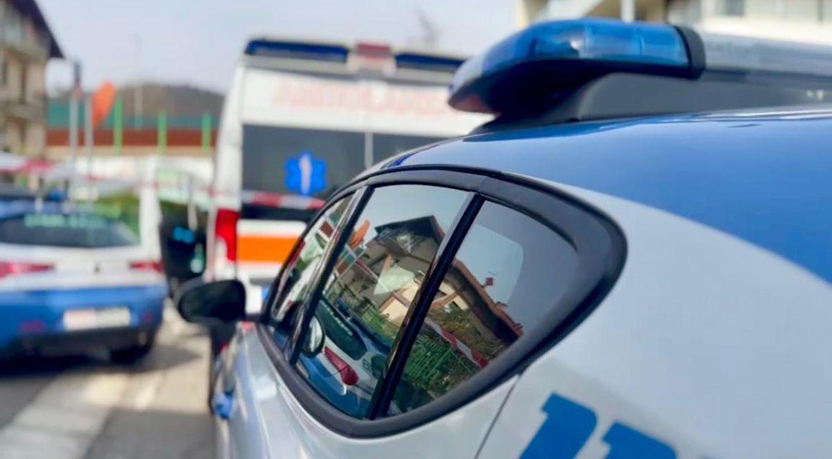 Tenta di strangolare la compagna, vittima è in diretta social: salvata dalle amiche - 