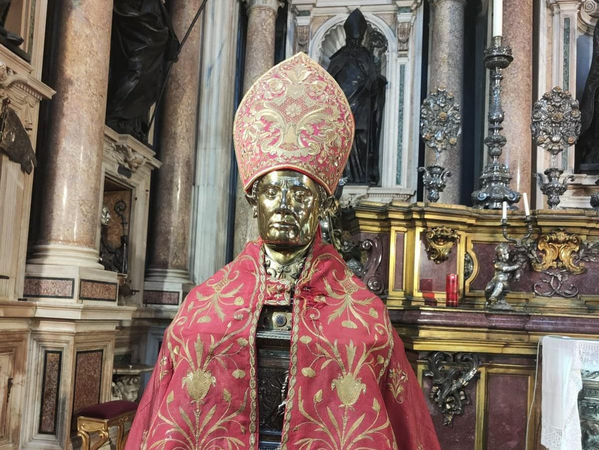 Napoli, ruba copricapo dalla statua di San Gennaro: rincorso e arrestato - 
