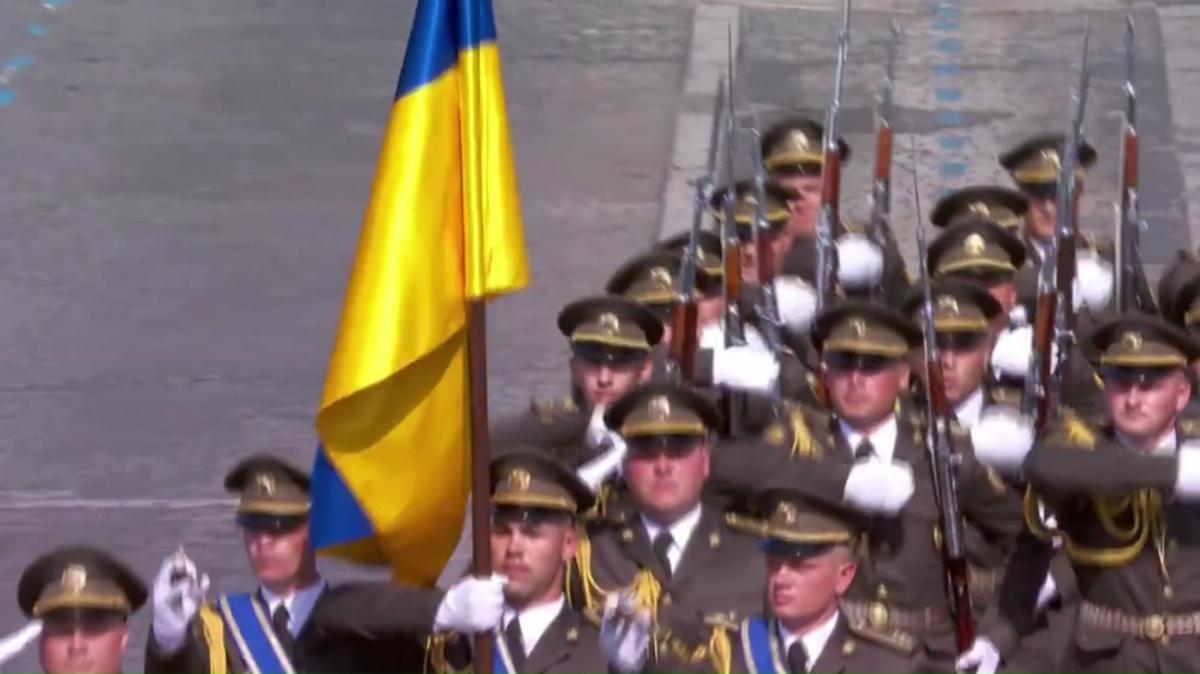 Ucraina, i soldati di Kiev sfilano nella parata di Parigi e Zelensky si commuove - Video - 