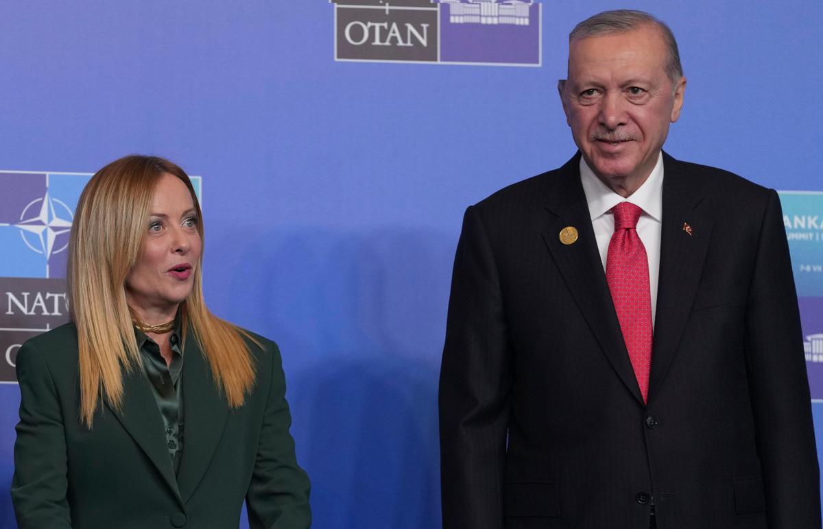 Vertice Nato, Erdogan regala una pistola ai leader. Meloni la porta in Italia protocollata come tutti gli altri doni - 