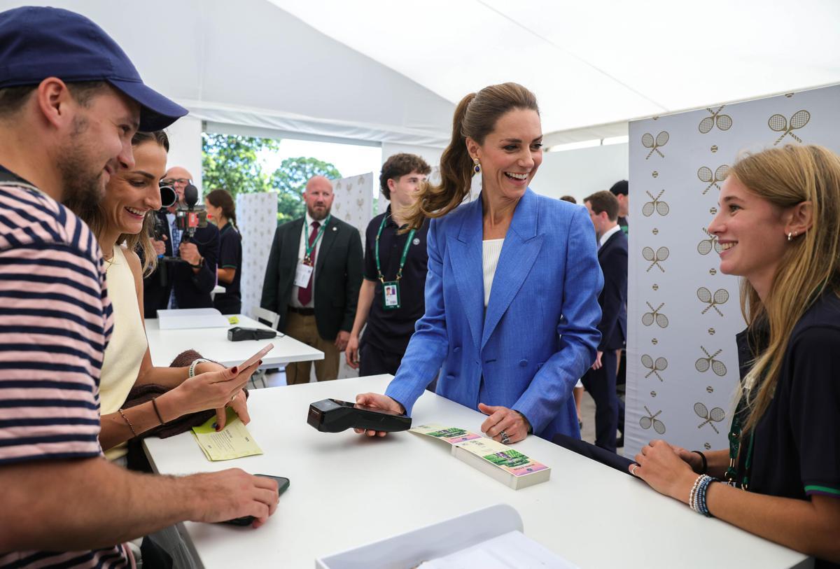 Kate Middleton a Wimbledon, a sorpresa la principessa vende i biglietti agli spettatori in fila - 