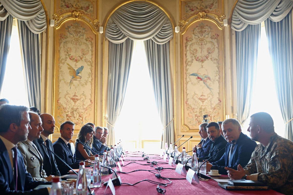 Volenterosi a Parigi, nasce coalizione europea per scudo anti-missili balistici: c'è anche Italia - 