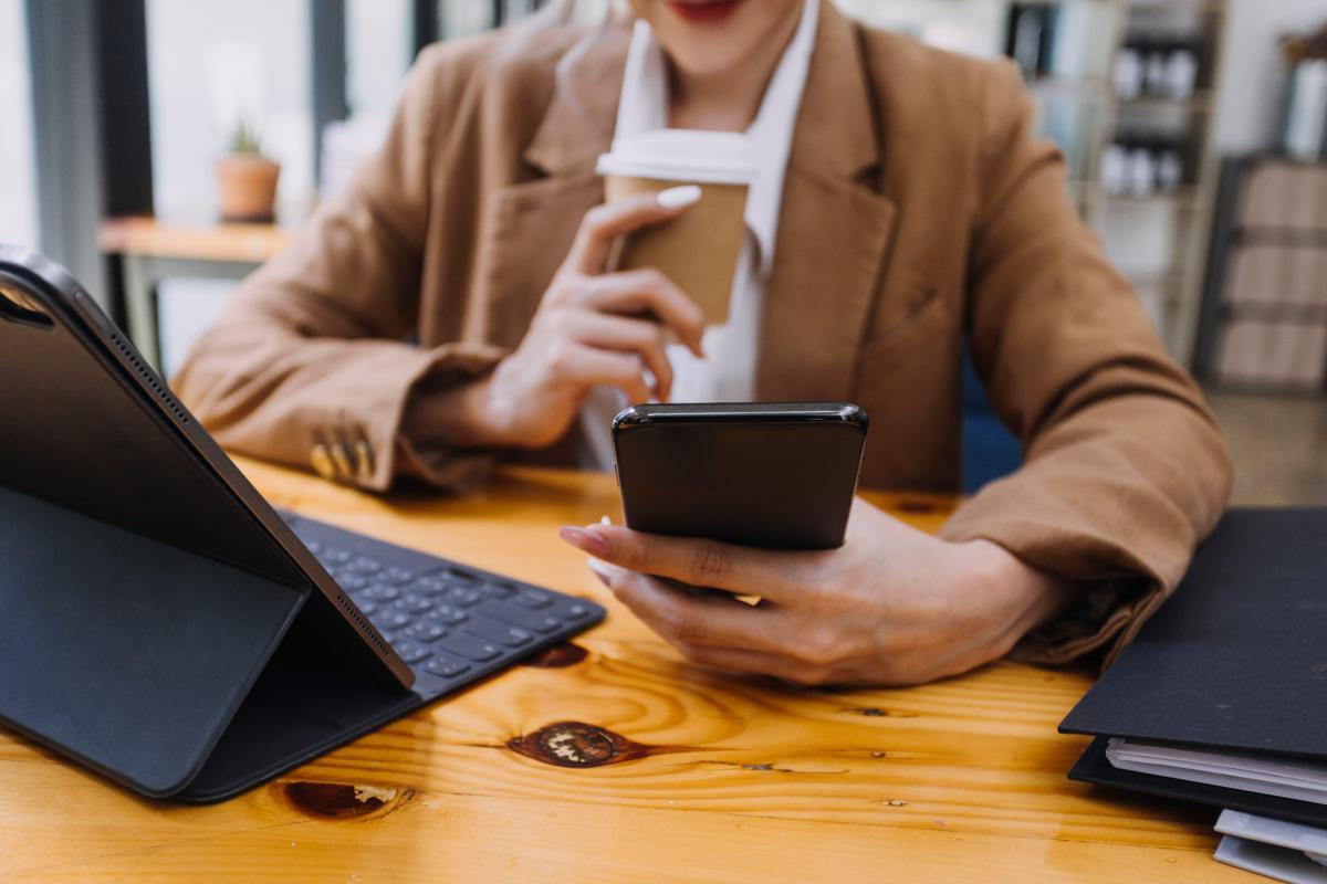 Donna più multitasking dell'uomo? La scienza smonta lo stereotipo: c'è una sola differenza - 