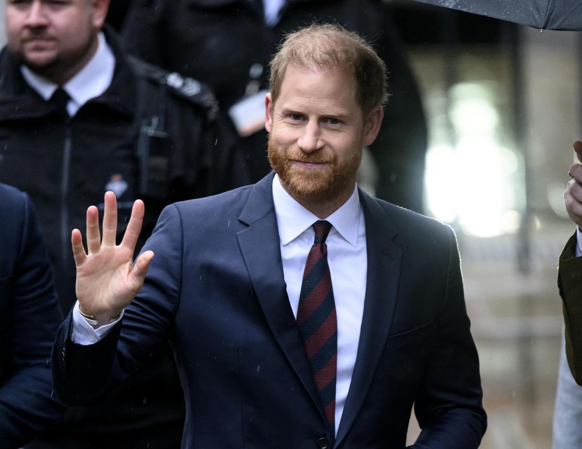 Harry torna a Londra senza Meghan e i figli: la decisione 'last minute' - 