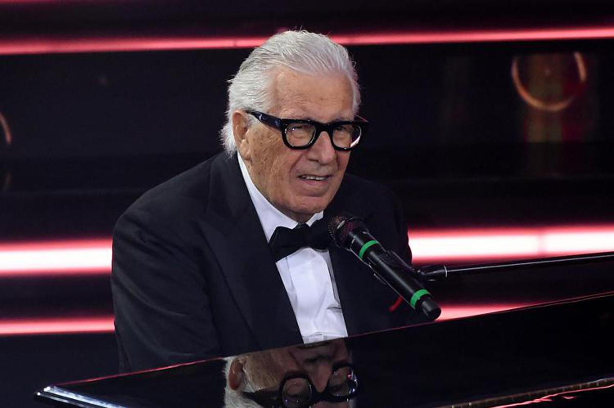 Peppino di Capri, il lungo applauso all'inizio dei funerali: tra i presenti anche De Laurentiis - 