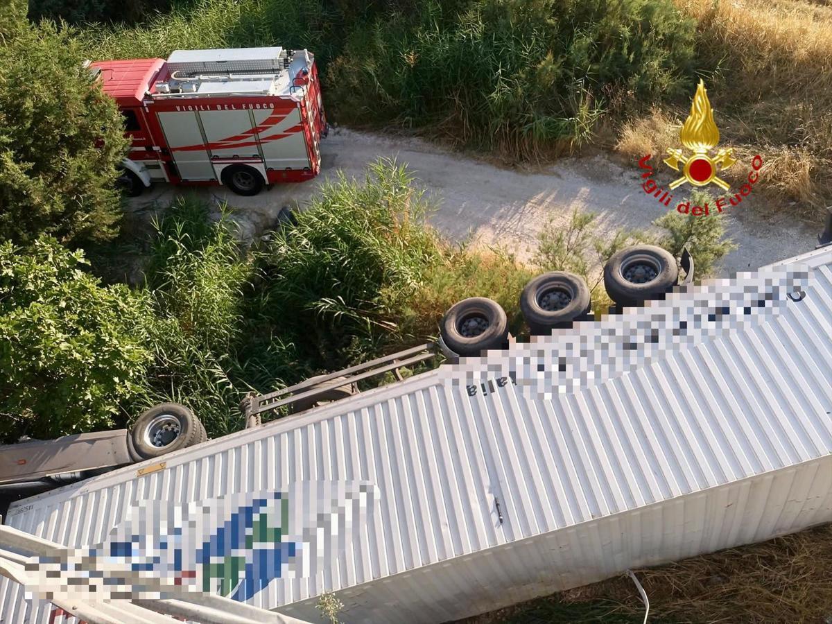 Matera, tir sfonda le barriere e precipita da cavalcavia: morto camionista 50enne - 