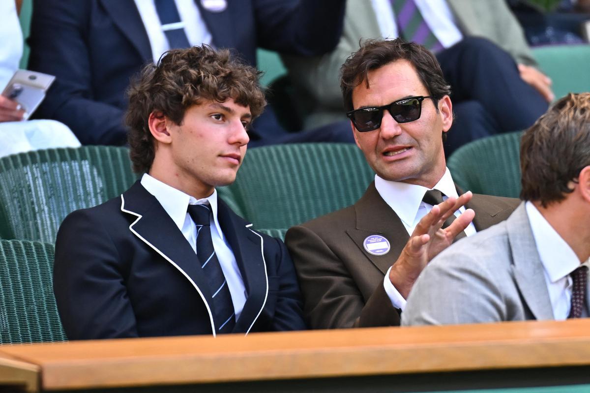Antonelli-Federer, quante risate a Wimbledon: Roger consiglia una 'lezione' con Sinner - Video - 