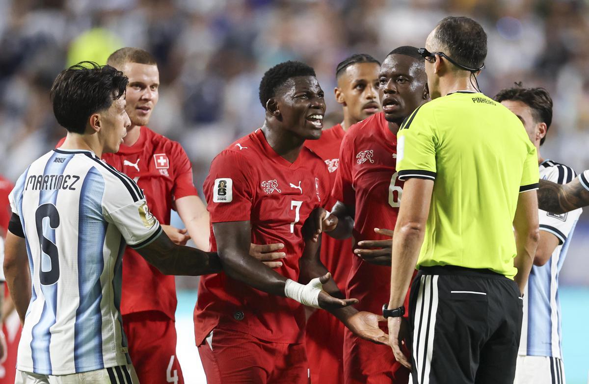 Argentina-Svizzera 3-1, caos e polemiche per l'espulsione di Embolo: perché il Var è intervenuto - 