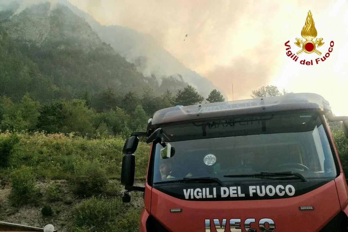 Incendio a Sesto al Reghena, operaio ferito e colonna di fumo visibile a chilometri - 