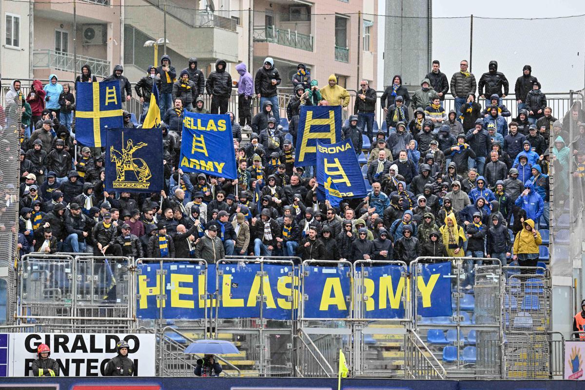 Hellas Verona, Daspo di un anno a calciatore: rifiutò selfie a ragazzino scatenando i tifosi - 
