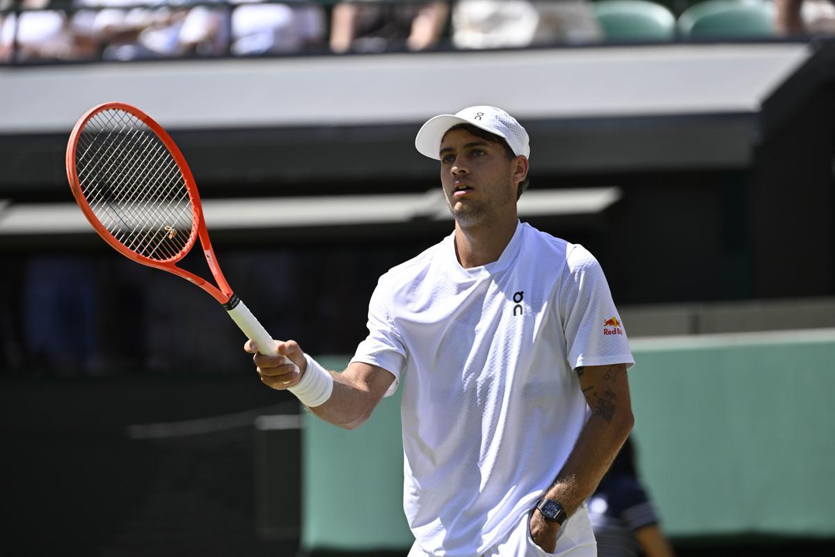Wimbledon, nervosismo Cobolli: gesto polemico e lite con il suo angolo - 