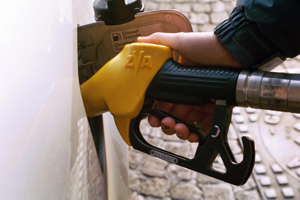Benzina a un passo dai 2 euro, diesel torna a salire con forza: i prezzi dei carburanti oggi - 