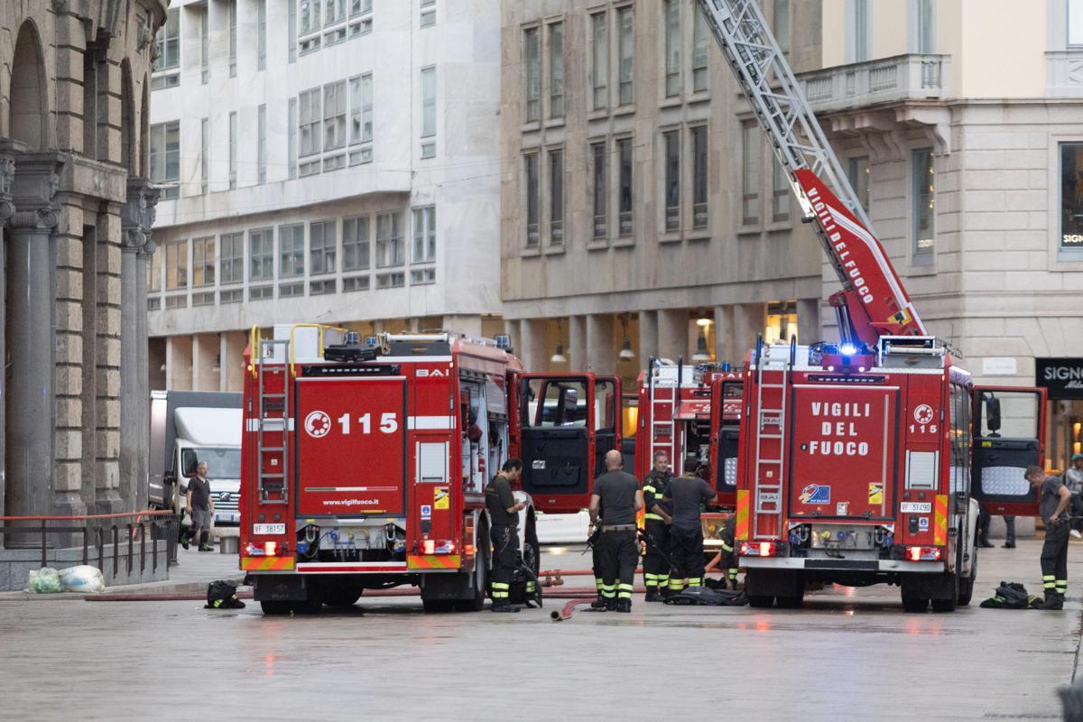 Milano, incendio in un palazzo vicino Rinascente in piazza Duomo: alta nube di fumo - 