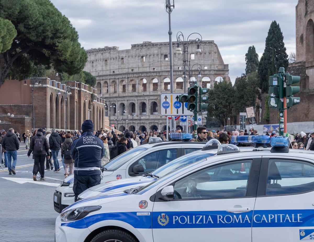 Fuochi d'artificio al Colosseo, agenti aggrediti: un arresto e una denuncia - 