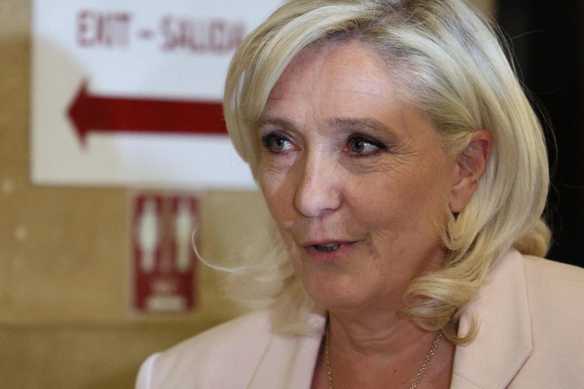 Marine Le Pen condannata, un anno con il braccialetto elettronico: "Io innocente, mi candido alle presidenziali" - 