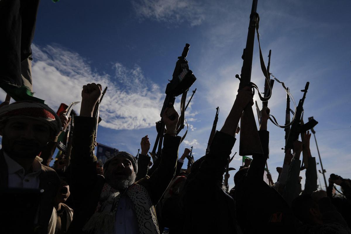 Iran, allarme navi nel Mar Rosso: mercantili invertono rotta dopo blocco Houthi - 