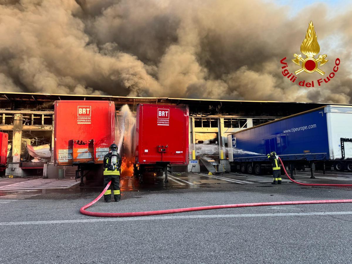 Milano, incendio in un capannone Bartolini e esplodono furgoni: città 'avvolta' dal fumo - Video - 