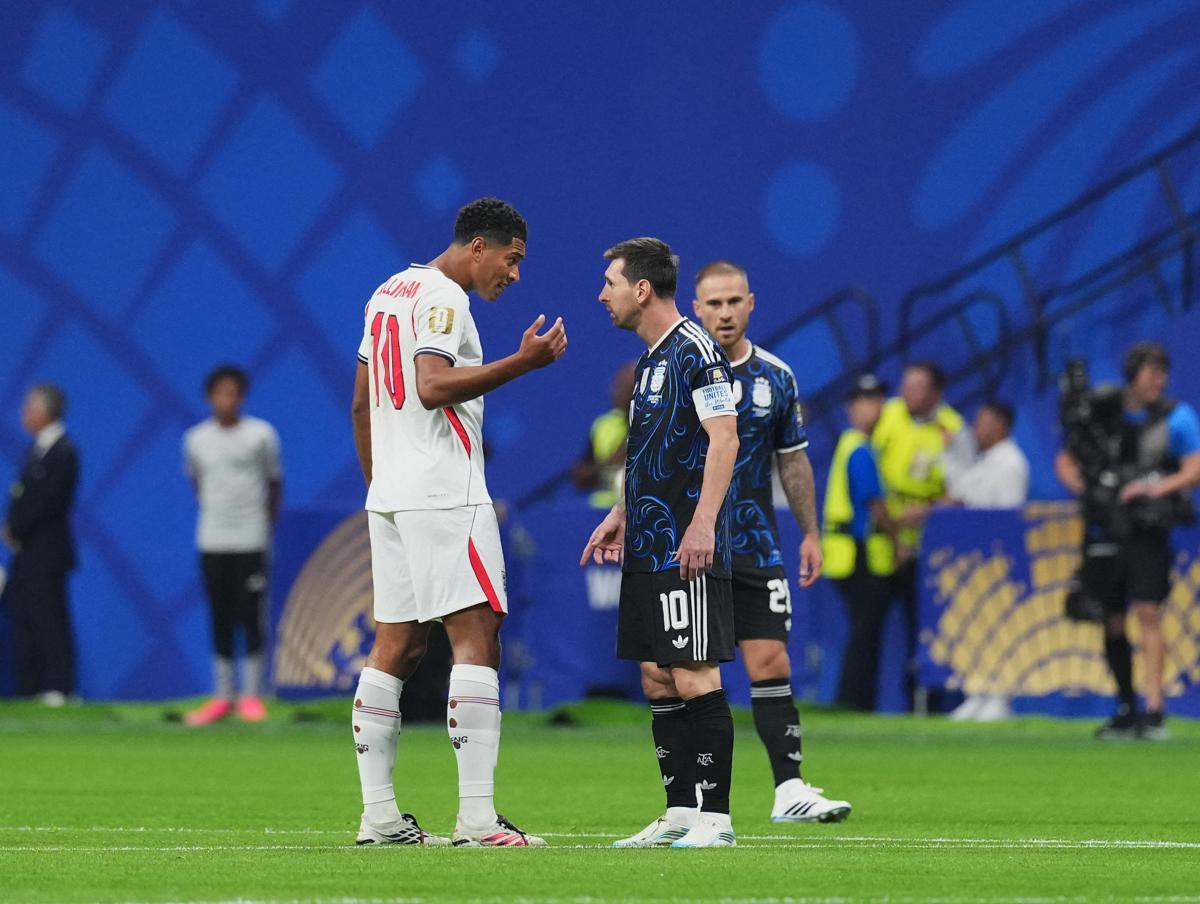 Bellingham-Messi, la lite in campo diventa un meme: la svolta di Argentina-Inghilterra - 
