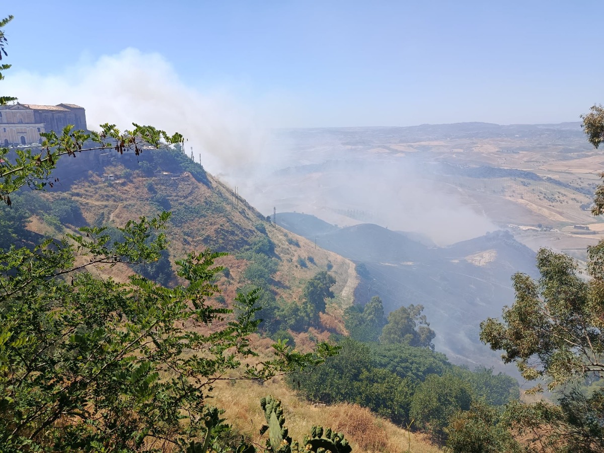 Incendio Strongoli - Foto Redazione 