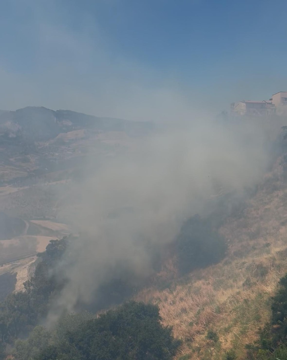 Incendio Strongoli - Foto Redazione 