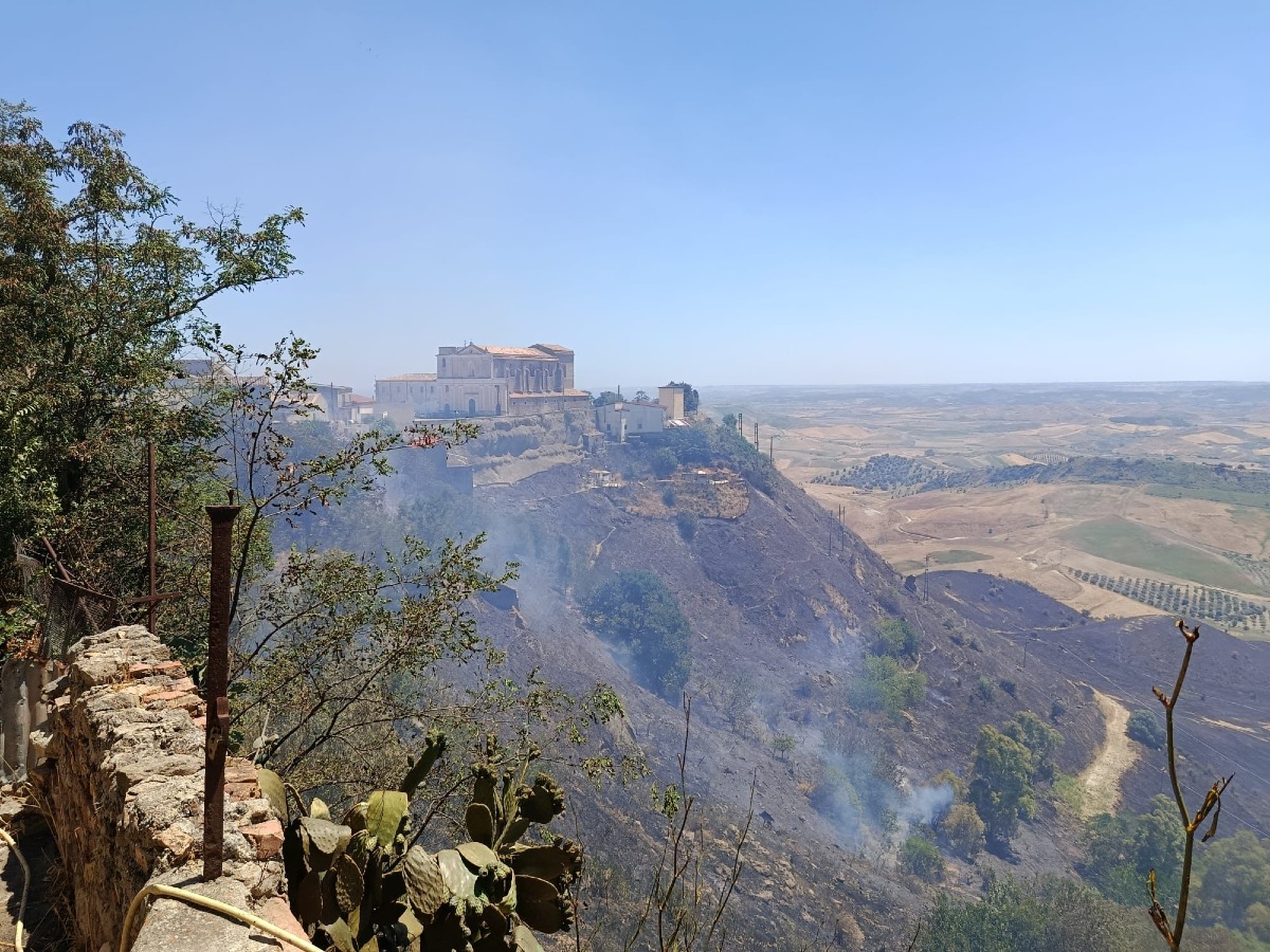 Incendio Strongoli - Foto Redazione 
