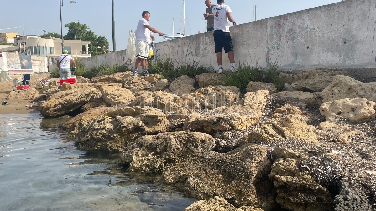 Pulizia Spiaggia volontari Akrea - Foto Redazione 20.07.2026