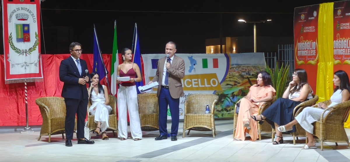 Botricello celebra le sue eccellenze: grande emozione per il Premio “Orgoglio Botricellese 2026” - Foto: Uff. Stampa Comune di Botricello