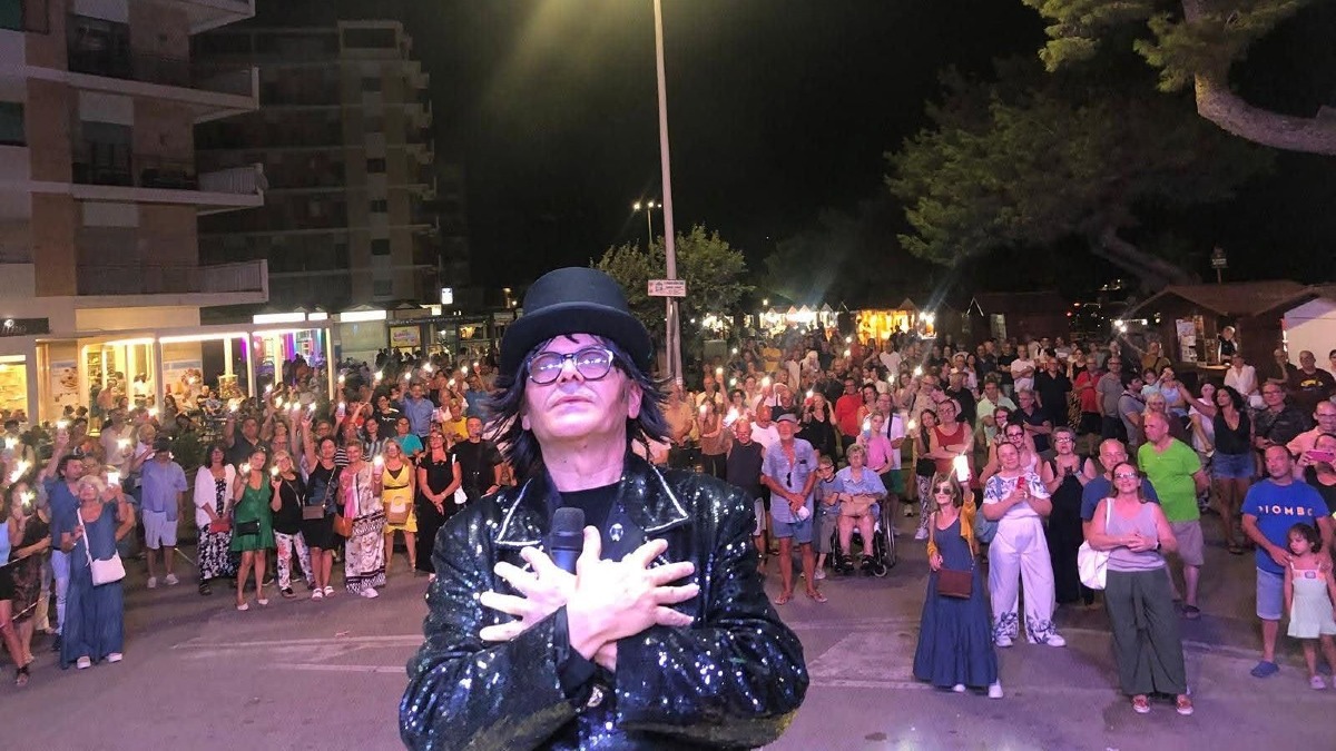 Catanzaro quariere Lido canta Renato Zero: Franco Stumpo conquista il pubblico con "L'Ora Zero" - 