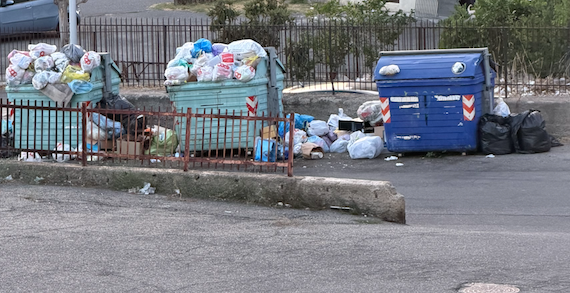 Crotone - A Vescovatello cassonetti presi d'assalto da chi evita la differenziata - Foto: Segnalazione cittadini