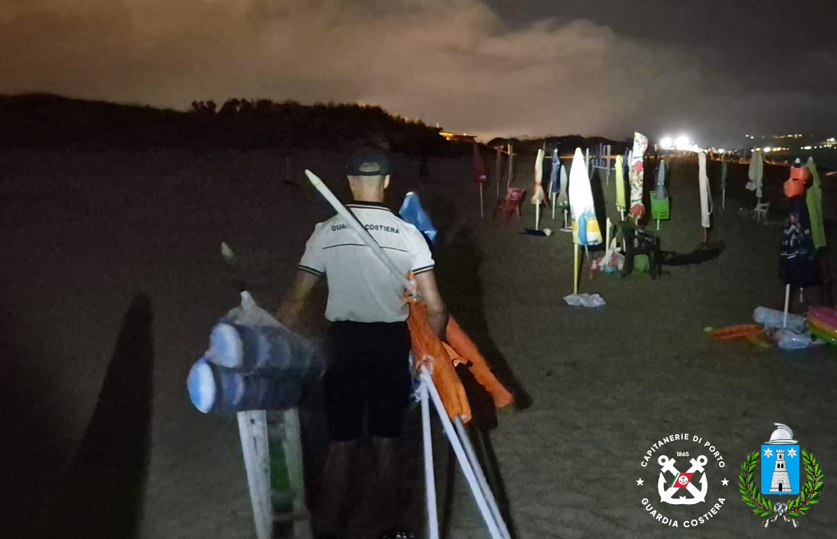 Cutro - Liberati 25mila metri quadrati di spiaggia da ombrelloni abusivi - Foto: Ufficio stampa Guardia Costiera di Crotone