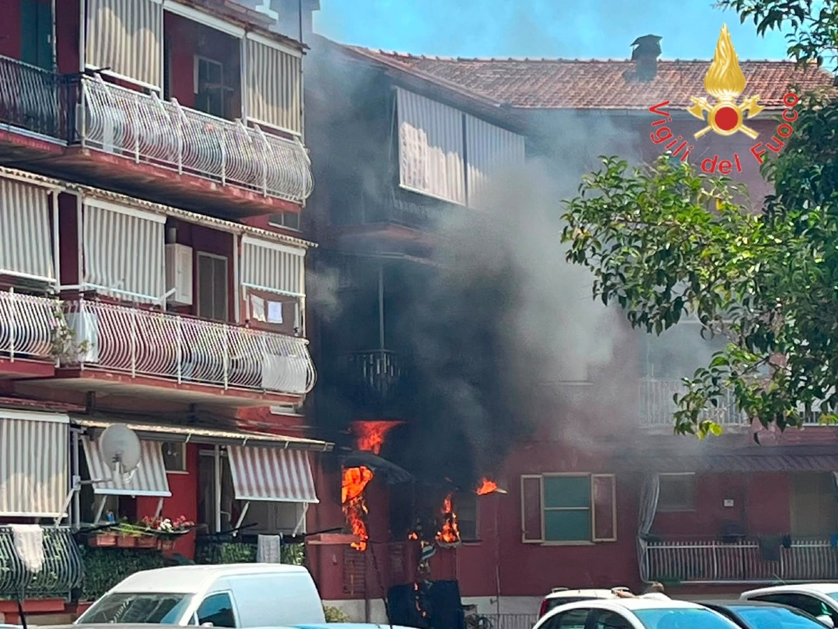 Incendio in un'abitazione al Villaggio Kennedy a Lamezia Terme - Foto: Uff. Stampa i Vigili del Fuoco del Comando di Catanzaro - Distaccamento di Lamezia Terme
