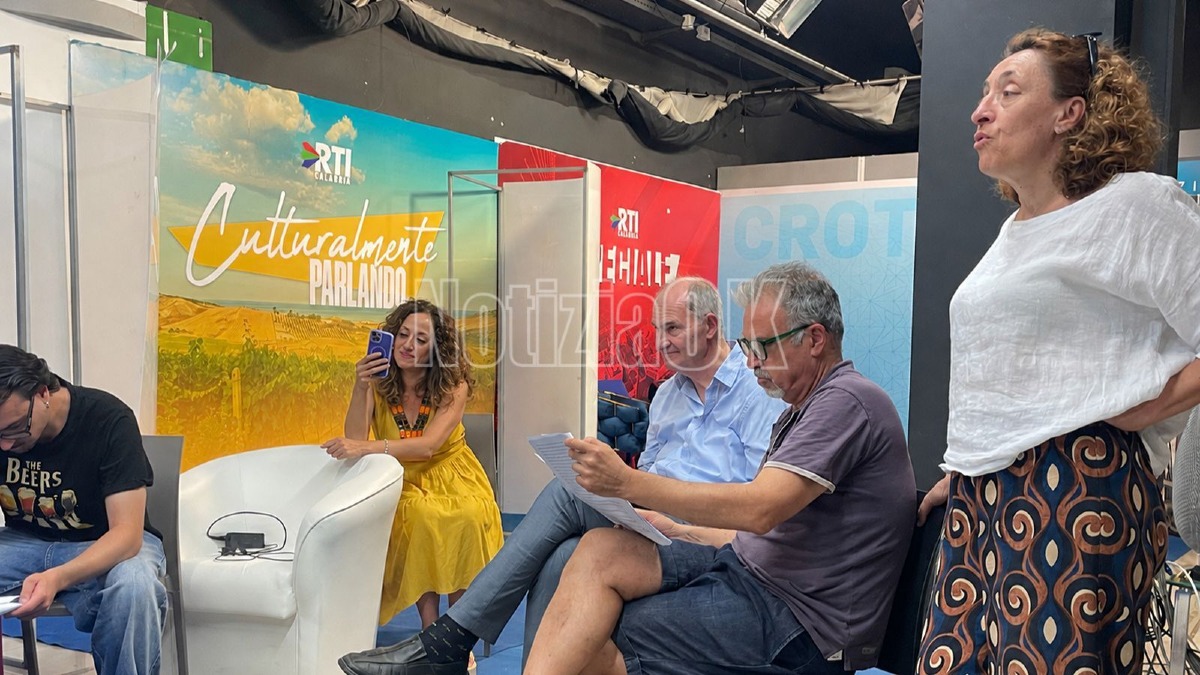 Tra caldo e risate, i giornalisti di Crotone preparano la nuova commedia