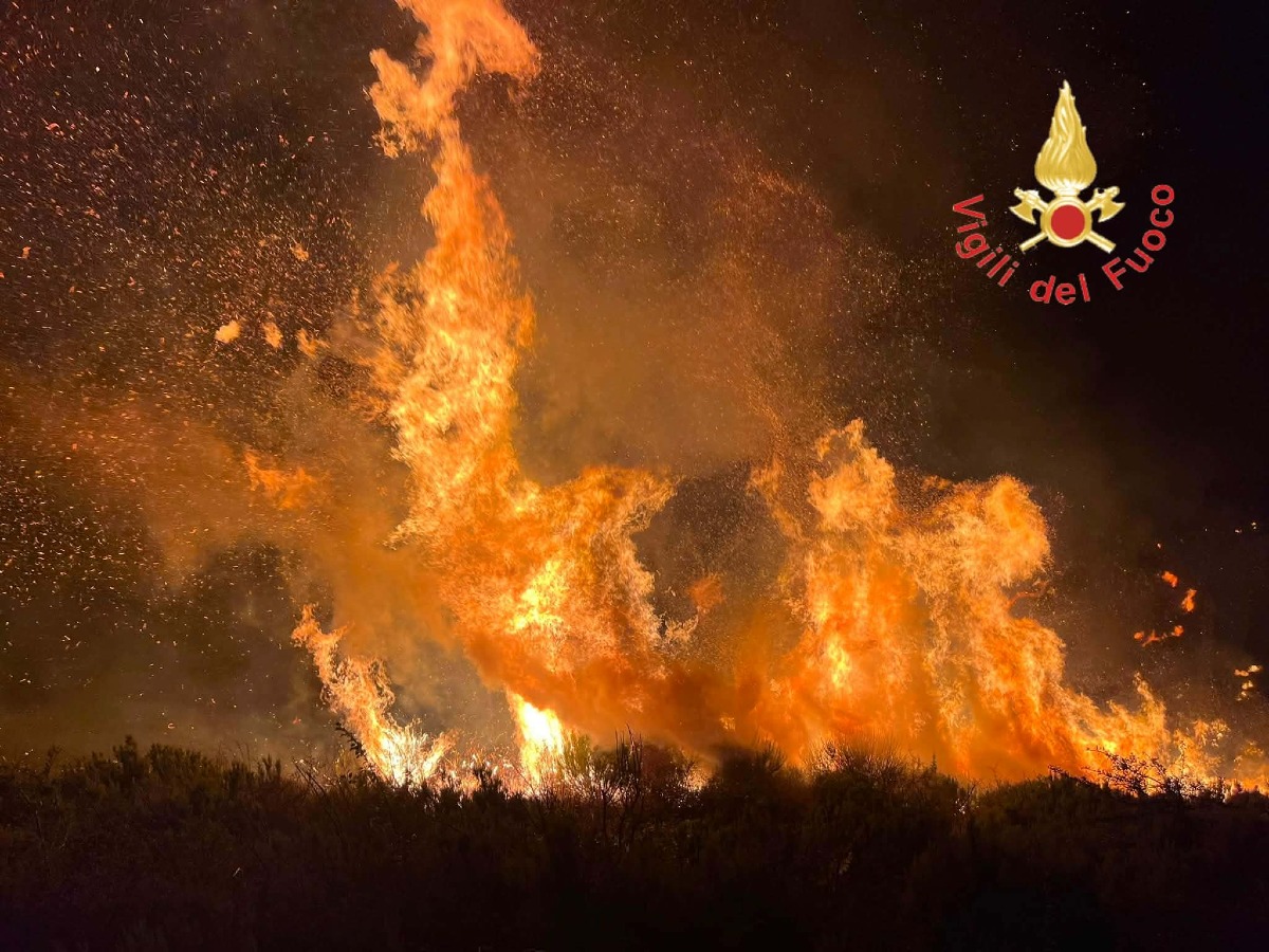 Gizzeria, maxi incendio boschivo in contrada Destro - Foto: Uff. Stampa Comando dei Vigili del Fuoco di Catanzaro