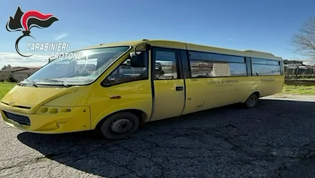 (VIDEO) Strongoli, scuolabus senza pedana comprato con fondi per disabili: tre indagati -  Foto Uff. Stampa Carabinieri 